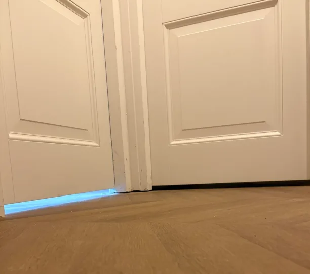 Solución a la corriente de aire debajo de la puerta.