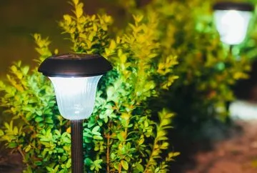 Lámparas solares de exterior para ahorrar.